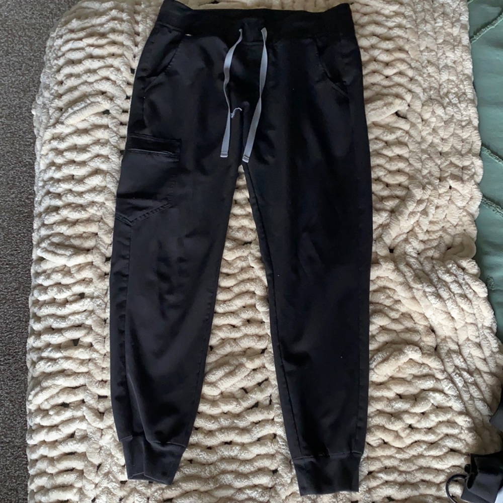 FIG jogger scrub bottoms in black. Like new